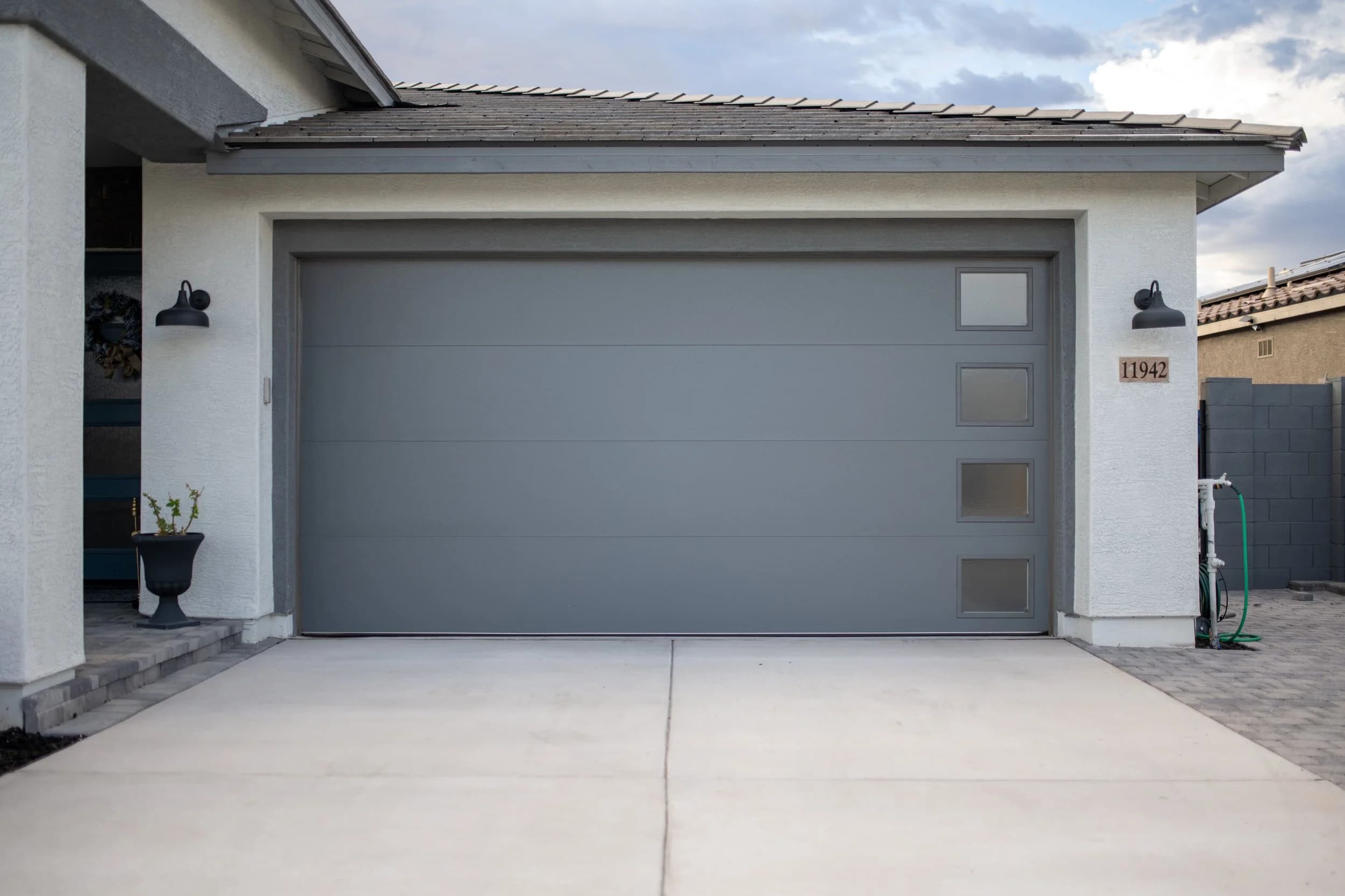 Modern Full-View Door – Dallas